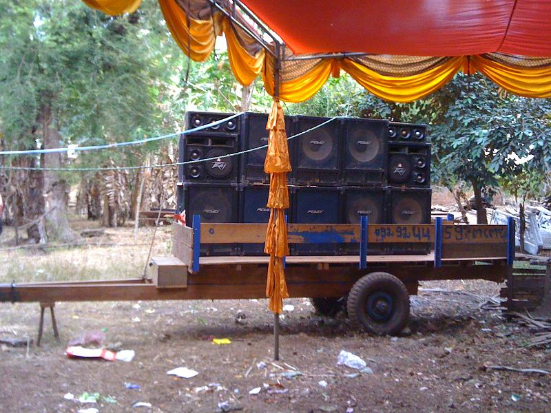 Giant set of speakers they used for post wedding party! Giant set of speakers they used for post wedding party!